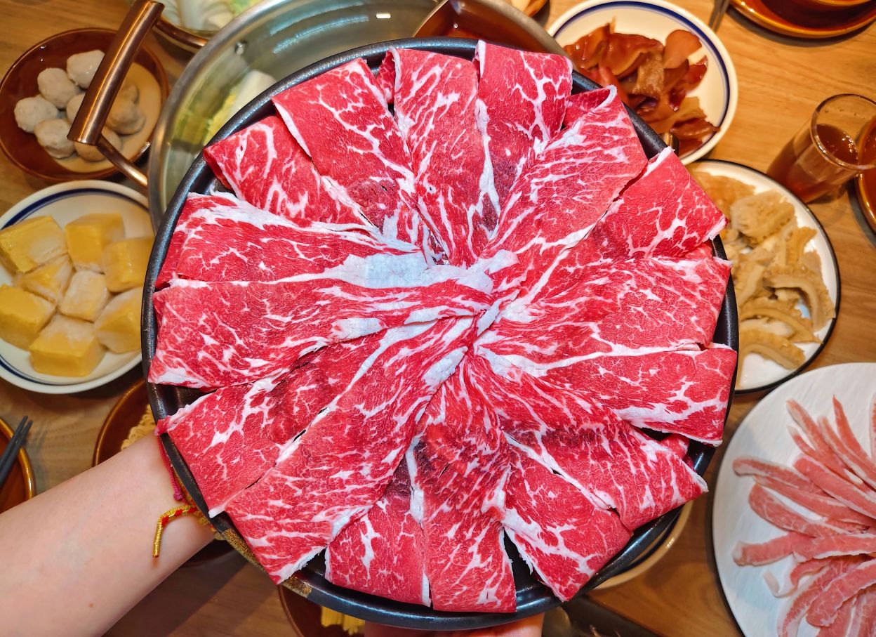 信義區火鍋、隱藏版黃牛沙朗值得一試、前法餐大廚獨家天然的功夫湯頭、「可以喝」的麻辣鍋、員外佬麻辣火鍋