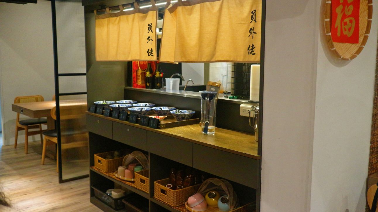 信義區火鍋、隱藏版黃牛沙朗值得一試、前法餐大廚獨家天然的功夫湯頭、「可以喝」的麻辣鍋、員外佬麻辣火鍋