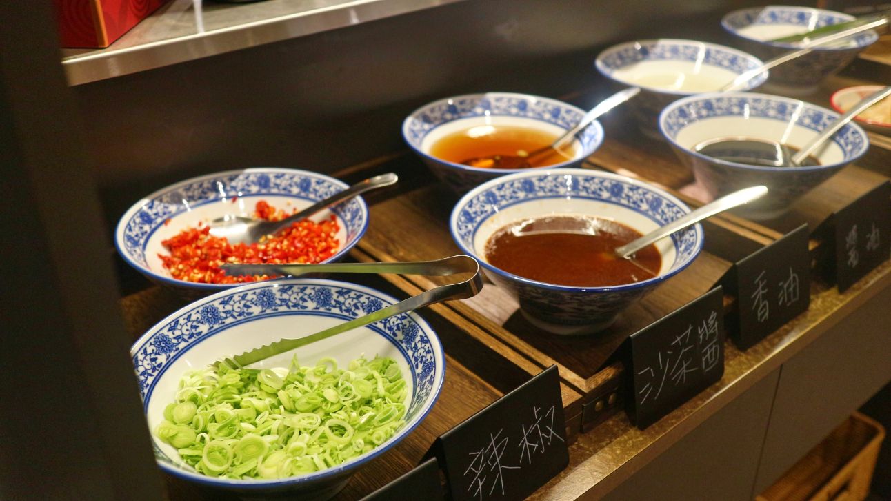 信義區火鍋、隱藏版黃牛沙朗值得一試、前法餐大廚獨家天然的功夫湯頭、「可以喝」的麻辣鍋、員外佬麻辣火鍋