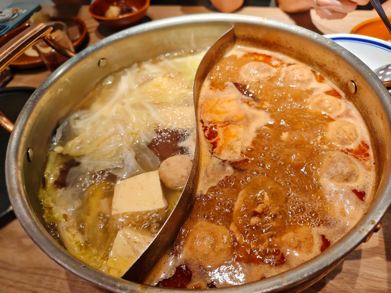 信義區火鍋、隱藏版黃牛沙朗值得一試、前法餐大廚獨家天然的功夫湯頭、「可以喝」的麻辣鍋、員外佬麻辣火鍋