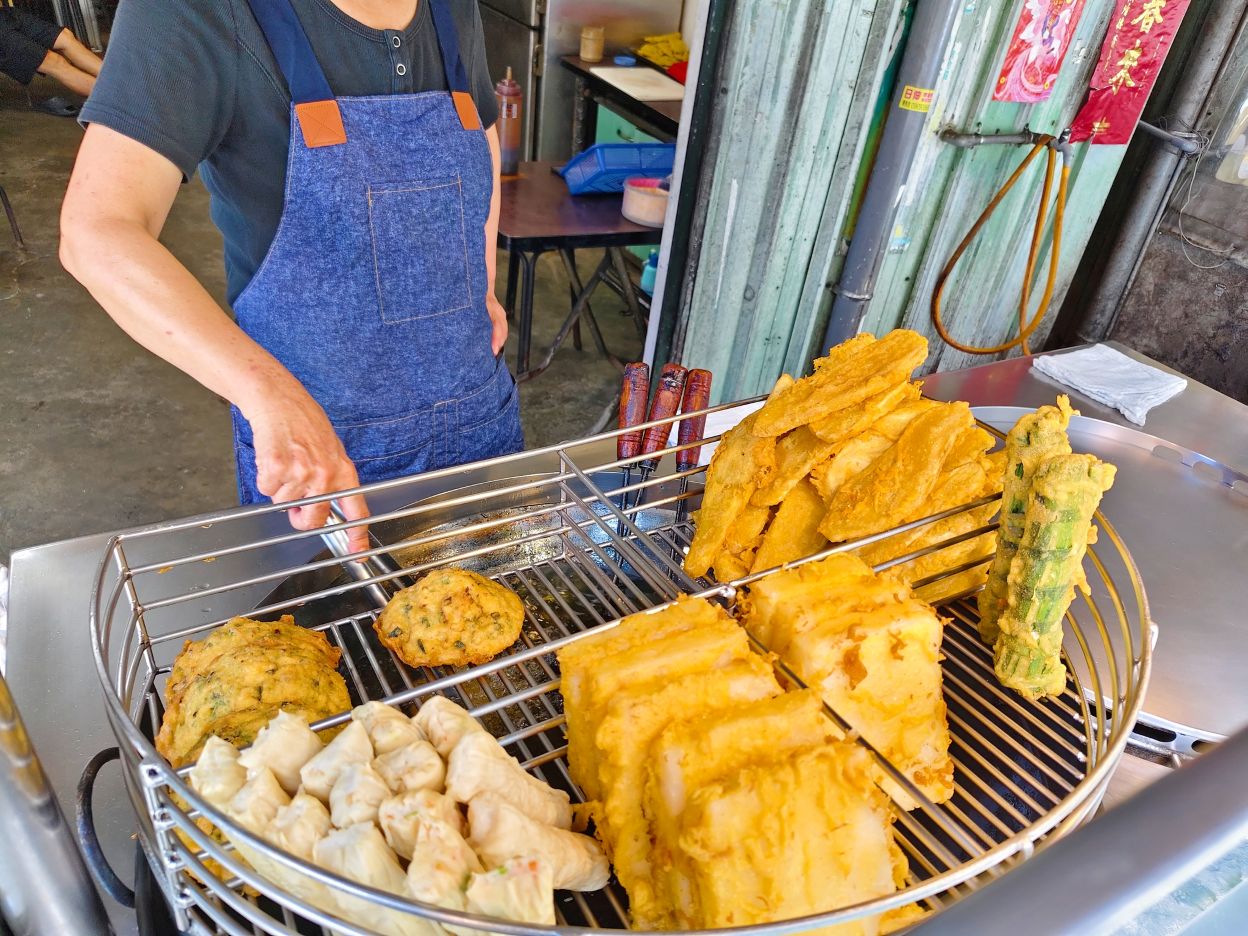 江子翠小吃｜學生下課的最愛、酥香下午點心、大同街下港蚵嗲、炸韭菜！板橋美食