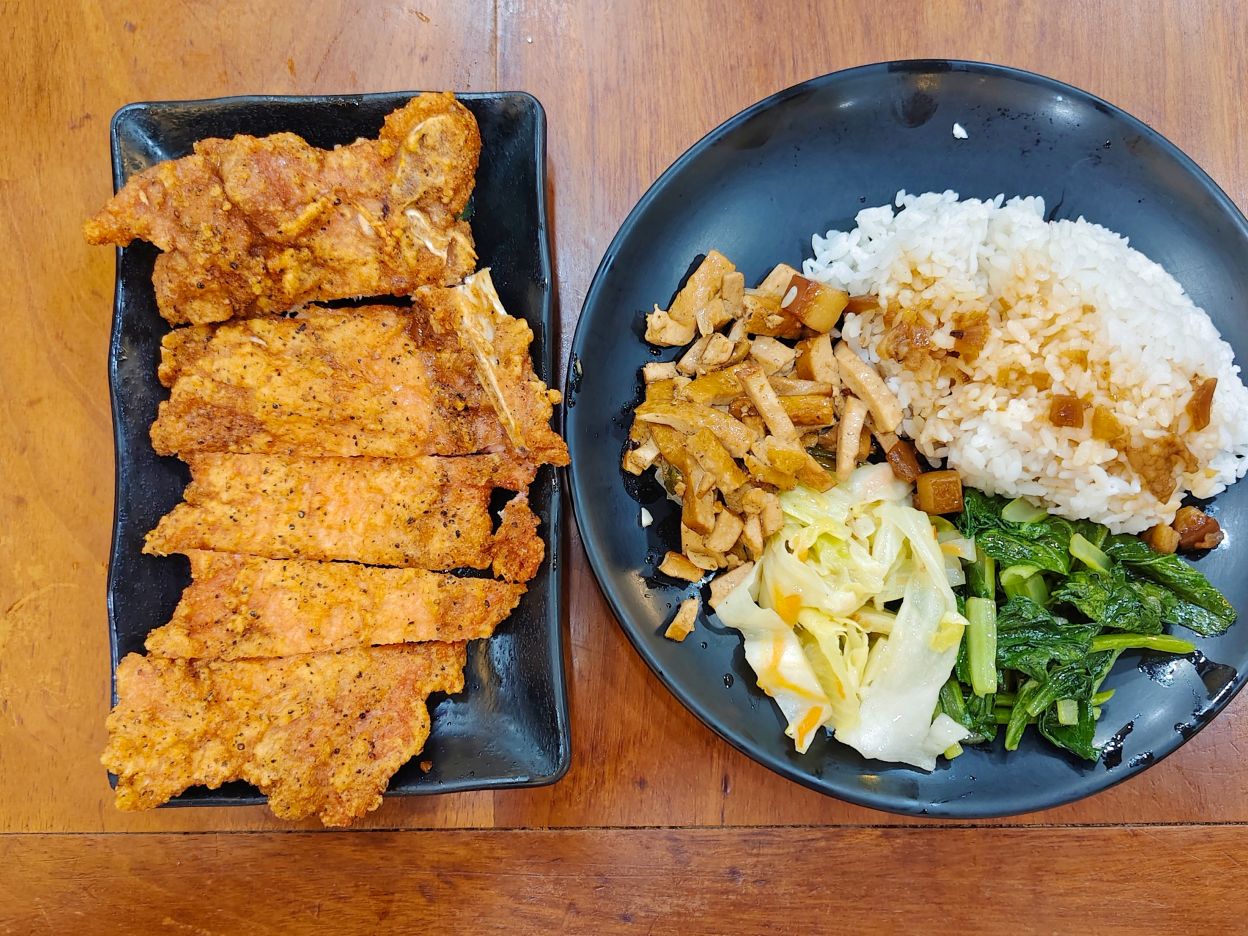 西門町美食推薦、破2千則評論西門町人氣王、雞腿飯超推、玉林雞腿大王