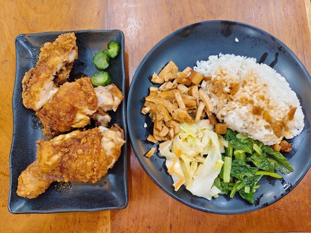 西門町美食推薦、破2千則評論西門町人氣王、雞腿飯超推、玉林雞腿大王