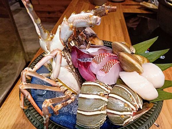 【鮨一の鍋】現撈頂級活體海鮮｜QQ彈牙活龍蝦鮑魚,超澎湃的海鮮拼盤 @💕小美很愛嚐💕