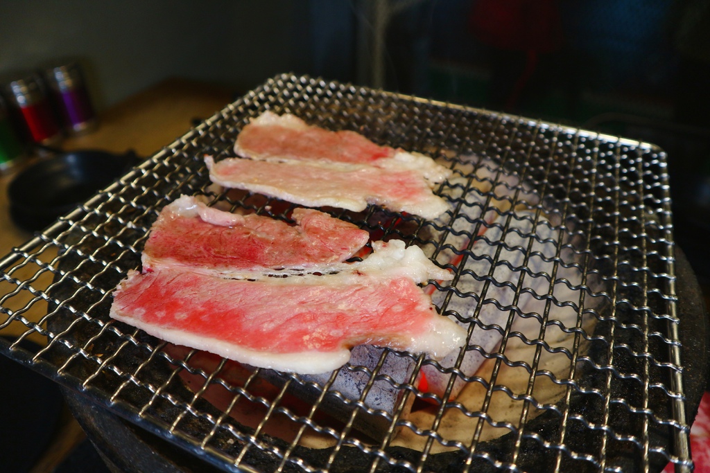 【大安美食】燒肉-殿 ｜狂嗑爽吃和牛、龍蝦、北海道大干貝、燒肉無限吃到飽 @💕小美很愛嚐💕