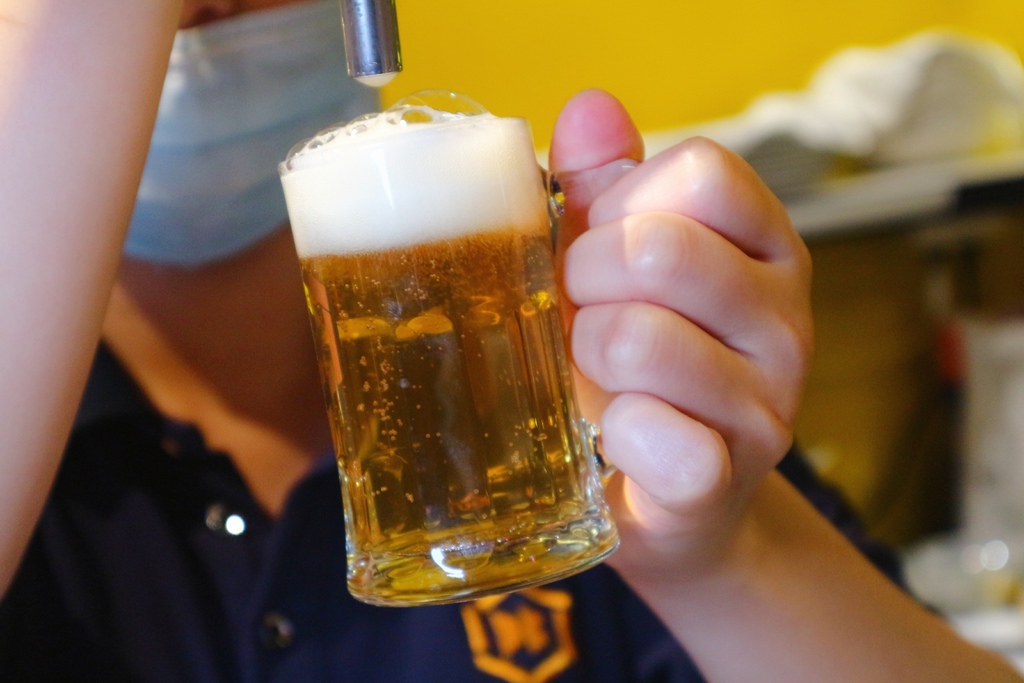 【台北車站美食】DB Beer Bar Taipei璞邸體驗店(台北車站）｜Happy Hour每日20:00前生啤買一送一!!!想暢快喝啤酒來這裡就對了、愛精釀啤酒的你真的不要錯過!!! 出差商務客也很推薦 @💕小美很愛嚐💕