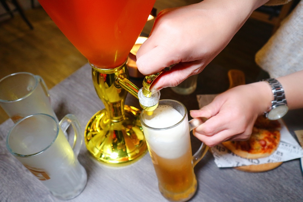 【台北車站美食】DB Beer Bar Taipei璞邸體驗店(台北車站）｜Happy Hour每日20:00前生啤買一送一!!!想暢快喝啤酒來這裡就對了、愛精釀啤酒的你真的不要錯過!!! 出差商務客也很推薦 @💕小美很愛嚐💕