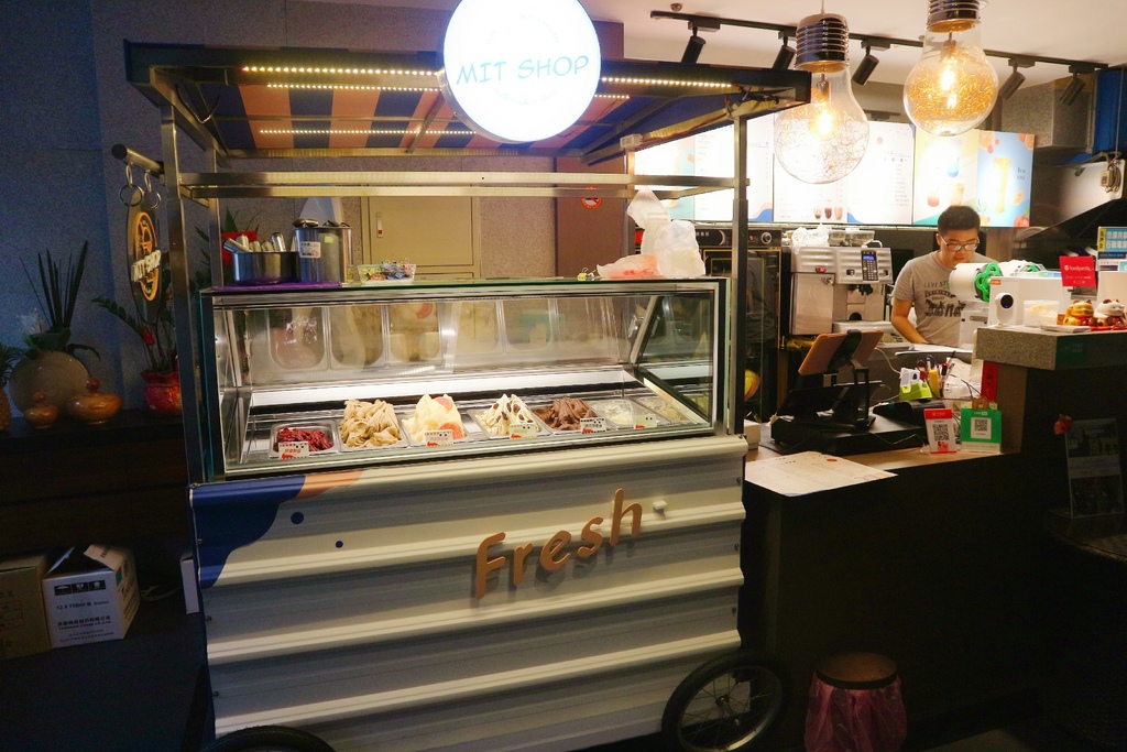 【內湖咖啡廳】MIT時尚創意飲品｜不限時大空間、甜點鹹食、飲料與手作冰淇淋均可一次滿足│飲料外送推薦 @💕小美很愛嚐💕