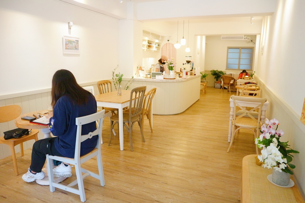 【六張犁甜點咖啡廳】Soloist Café｜真的太美了～每個角落都像置身仙境！韓系文青咖啡廳全面攻佔你IG打卡熱搜榜 @💕小美很愛嚐💕