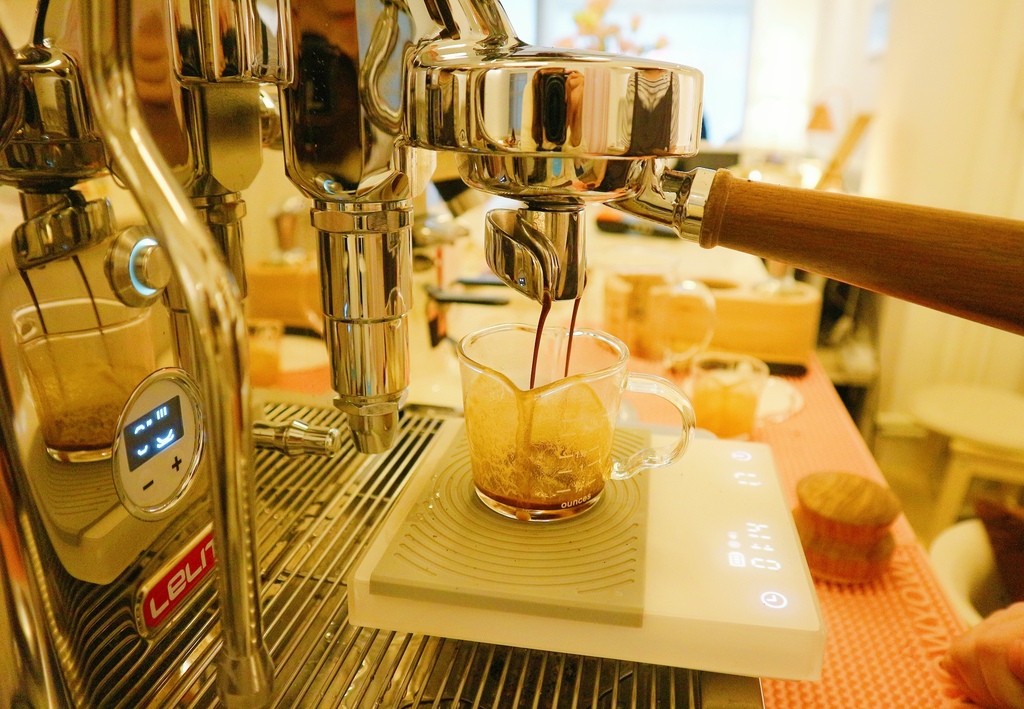 【六張犁甜點咖啡廳】Soloist Café｜真的太美了～每個角落都像置身仙境！韓系文青咖啡廳全面攻佔你IG打卡熱搜榜 @💕小美很愛嚐💕