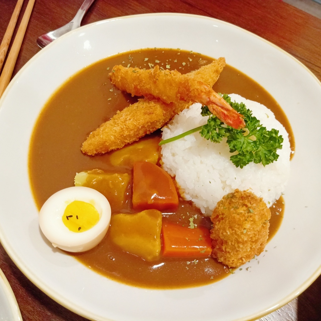 【花蓮美食】咖哩郎 curry man｜超可愛的日式咖哩專賣店、綠咖哩飯、爆漿餐包、很值得來嚐一嚐 @💕小美很愛嚐💕