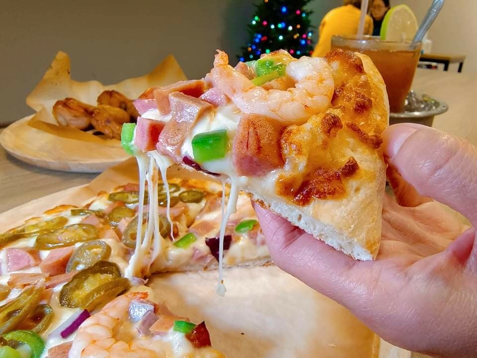 【淡水美食】一個人的披薩｜爆炸的料、滿滿的進口起司、8吋雙拼披薩、真材實料不吃不行啦！淡水披薩推薦 @💕小美很愛嚐💕