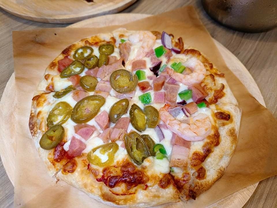 【淡水美食】一個人的披薩｜爆炸的料、滿滿的進口起司、8吋雙拼披薩、真材實料不吃不行啦！淡水披薩推薦 @💕小美很愛嚐💕
