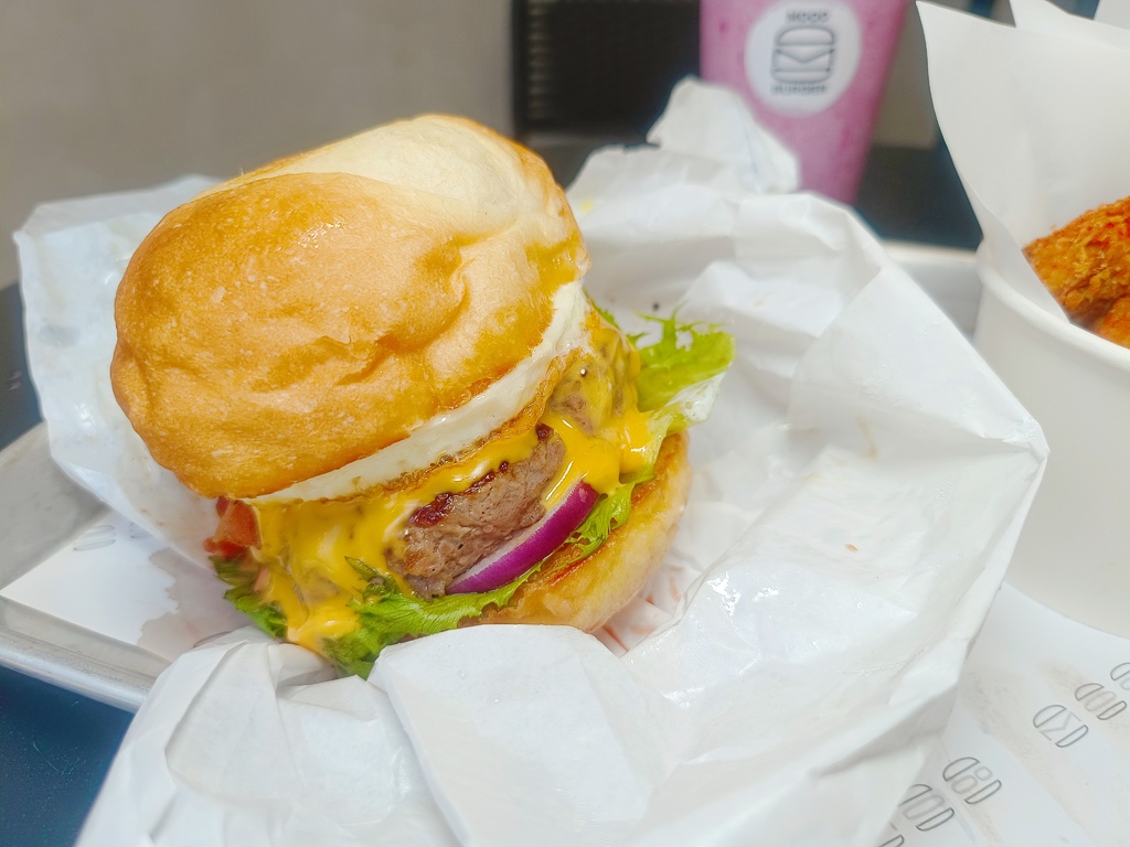 信義區漢堡店｜Mooo Burger美式漢堡餐廳 ｜大到雙手握不住、肉汁滴不停、大口咬下好紓壓！不只好拍還超好吃、漢堡控必訪！ @💕小美很愛嚐💕