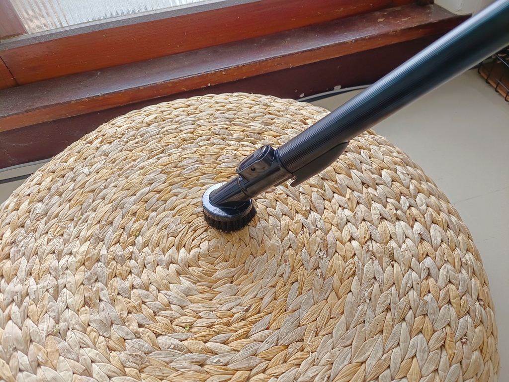 【開箱】TOSHIBA 東芝 龍捲風羽量無線吸塵器、輕巧好拿使用輕鬆靈活不費力、地板地毯兩用！使用一個月的心得 @💕小美很愛嚐💕