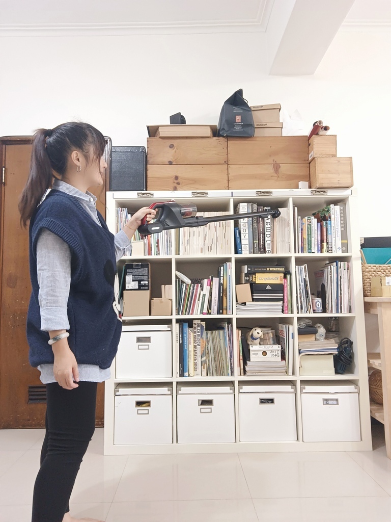 【開箱】TOSHIBA 東芝 龍捲風羽量無線吸塵器、輕巧好拿使用輕鬆靈活不費力、地板地毯兩用！使用一個月的心得 @💕小美很愛嚐💕