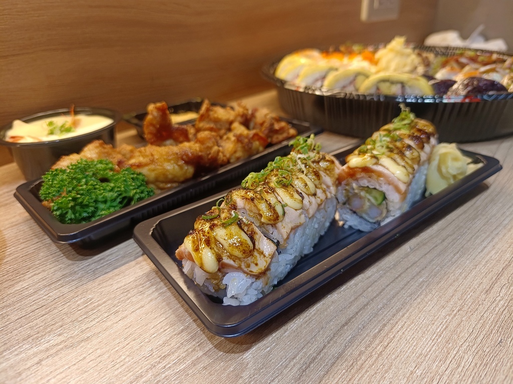 【新竹美食】享稻Enjoy sushi、「浮誇系ｘ豪華大圓盤」超澎派、超高CP值爆滿足！巨無霸的份量絕對讓你超滿足！新竹壽司外帶 @💕小美很愛嚐💕