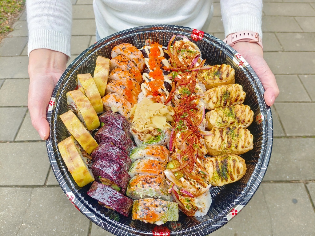 【新竹美食】享稻Enjoy sushi、「浮誇系ｘ豪華大圓盤」超澎派、超高CP值爆滿足！巨無霸的份量絕對讓你超滿足！新竹壽司外帶 @💕小美很愛嚐💕